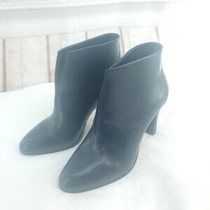 Tahari Meredith Black Leather Front Slit Size 7 Slip On Heeled Bootie